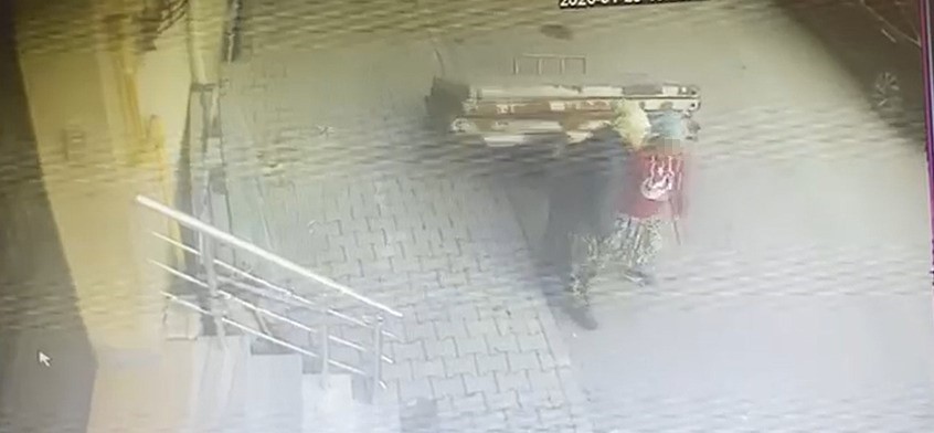 Güpegündüz hırsızlık: İki kadın dev panelleri çekçeke yükleyip götürdü
