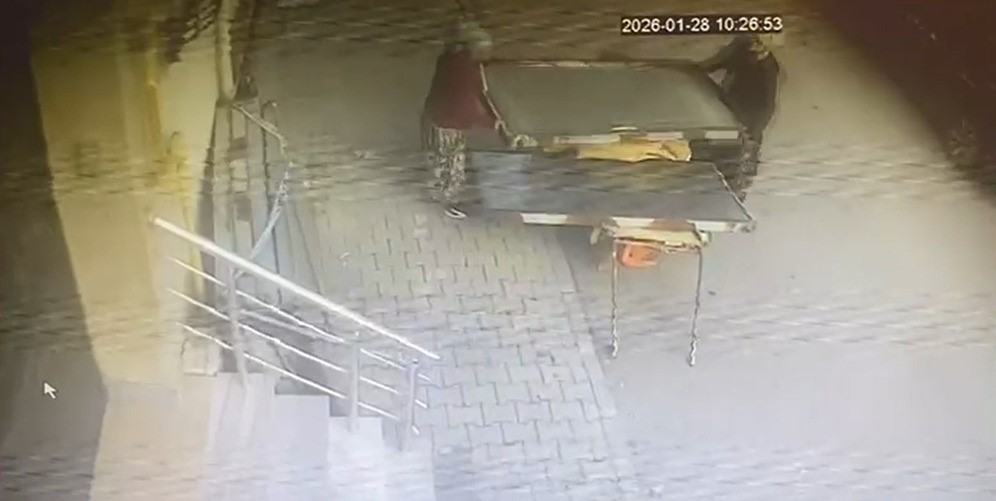 Güpegündüz hırsızlık: İki kadın dev panelleri çekçeke yükleyip götürdü
