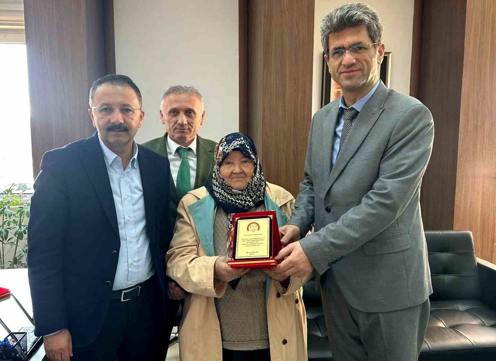 Gurbetçi anne ve oğlundan memleketine sağlık desteği
Gurbetçi anne ve oğlundan memleketine sağlık desteği