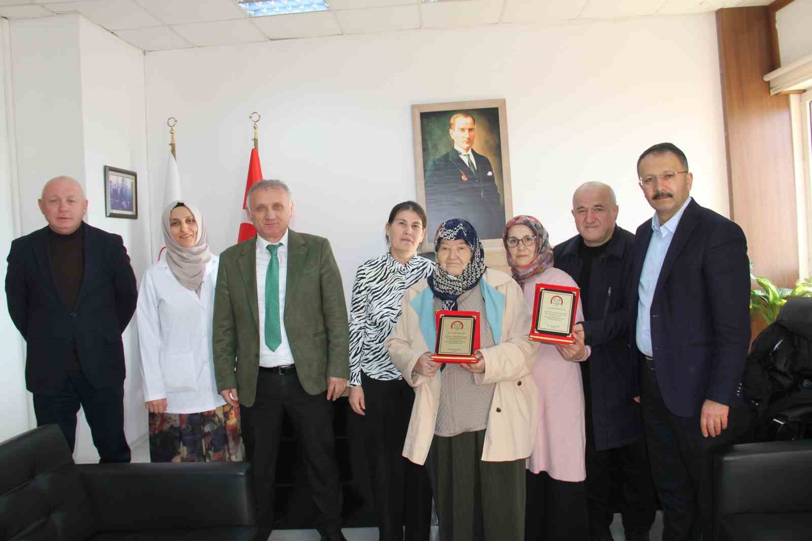 Gurbetçi anne ve oğlundan memleketine sağlık desteği
Gurbetçi anne ve oğlundan memleketine sağlık desteği