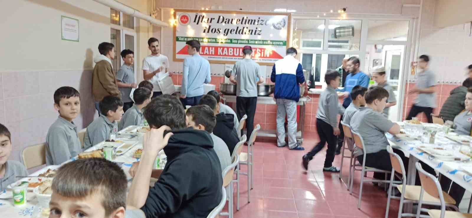 Gürbüzler Kur’an Kursunda bir araya geldiler
Gürbüzler Kur’an Kursunda bir araya geldiler