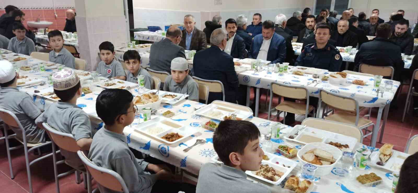 Gürbüzler Kur’an Kursunda bir araya geldiler
Gürbüzler Kur’an Kursunda bir araya geldiler