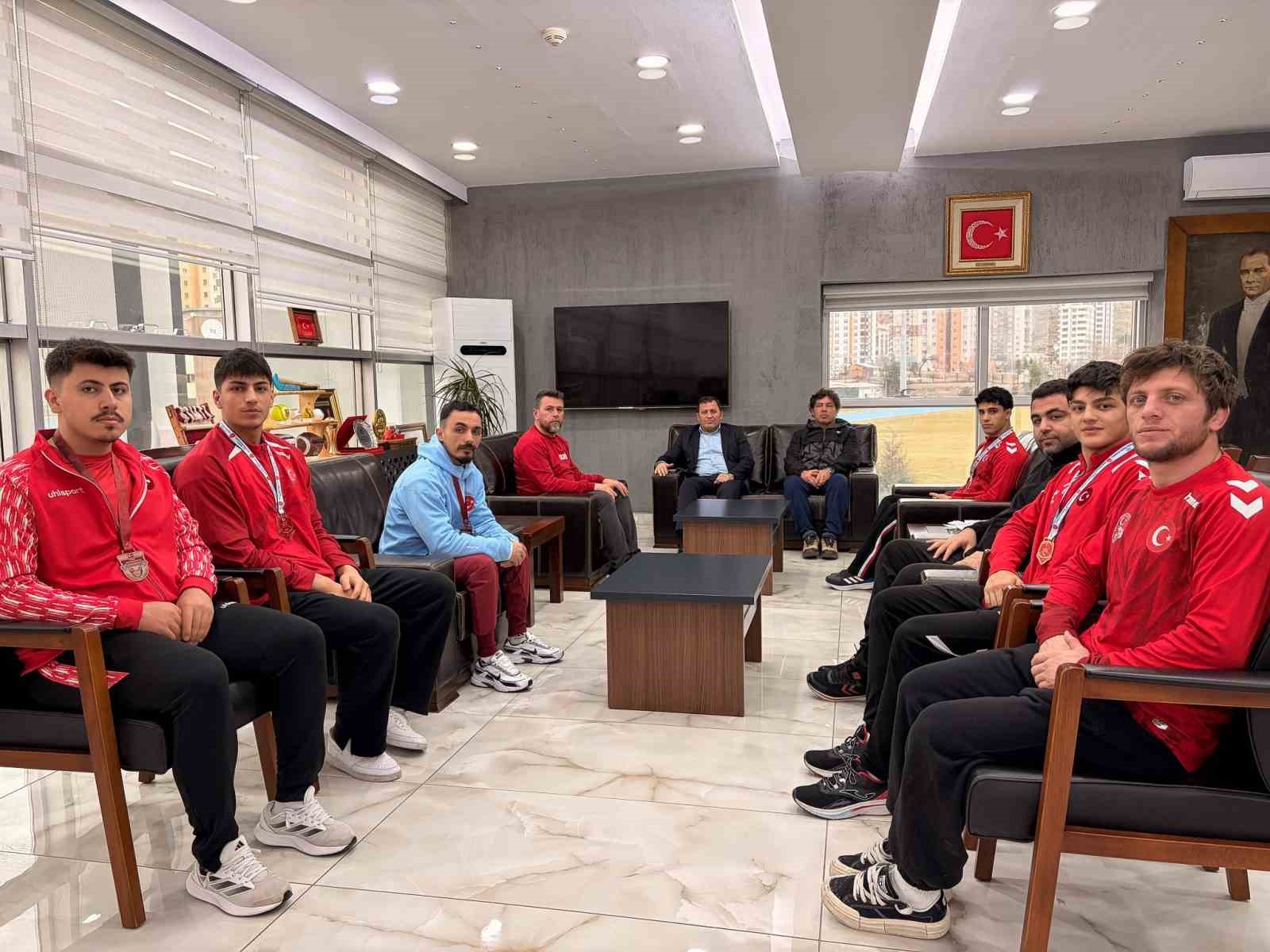 Güreş ve halter şampiyonlarından Kabakcı’ya ziyaret
