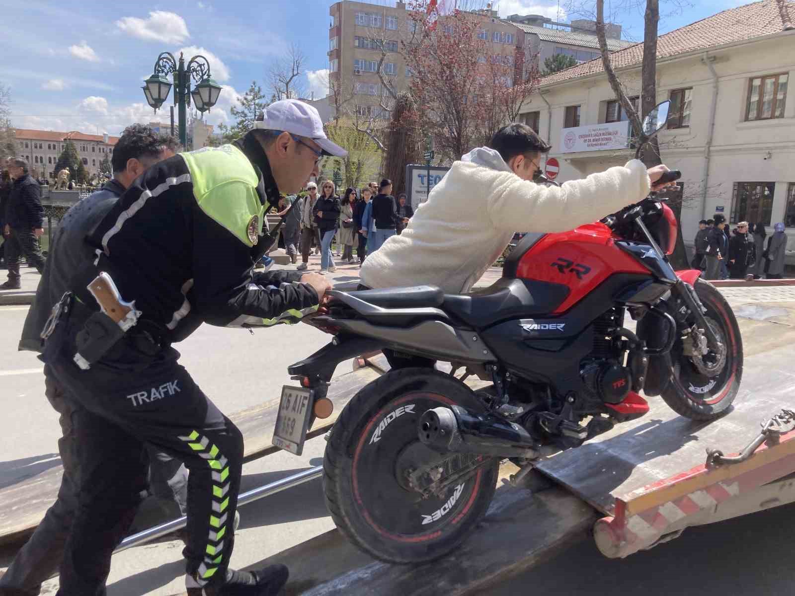 Gürültülü egzoz kullanan motosikletliye 16 bin 329 TL ceza
