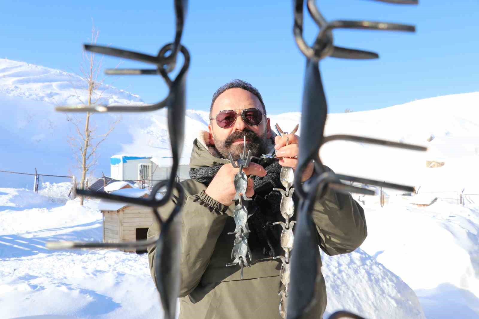 Gürün çengeli Kangal köpeklerine can simidi oluyor
