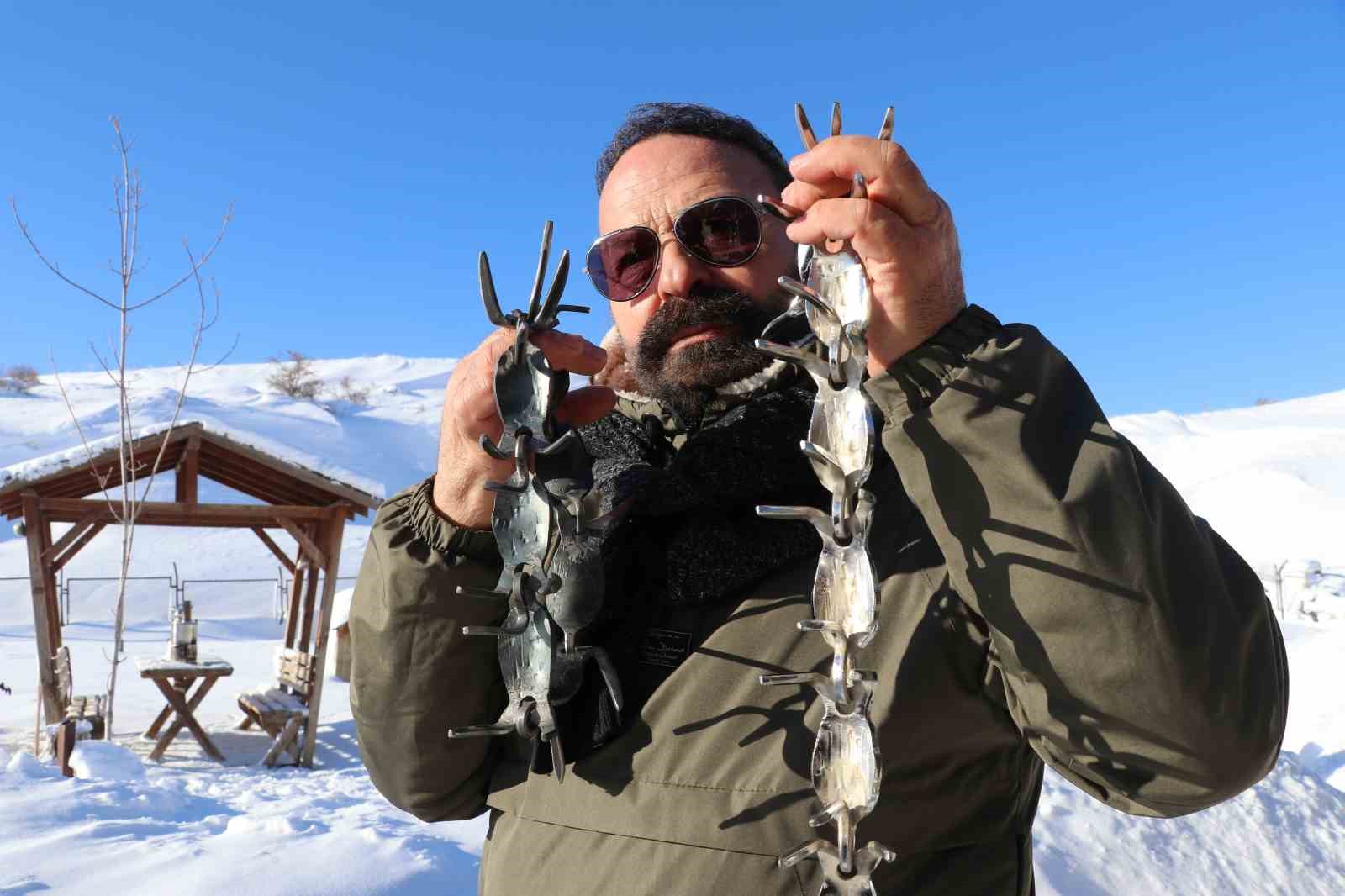 Gürün çengeli Kangal köpeklerine can simidi oluyor
