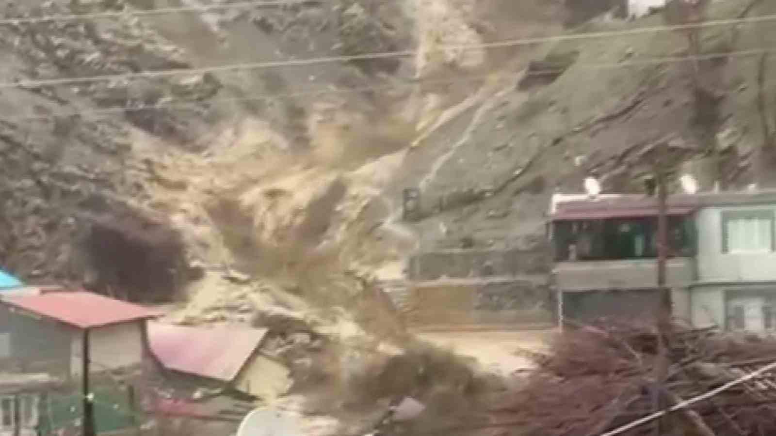 Güvenlik görevlisi son anda kaçtı, köpek sel sularıyla mücadele etti
