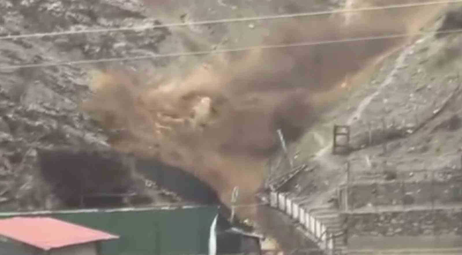 Güvenlik görevlisi son anda kaçtı, köpek sel sularıyla mücadele etti
