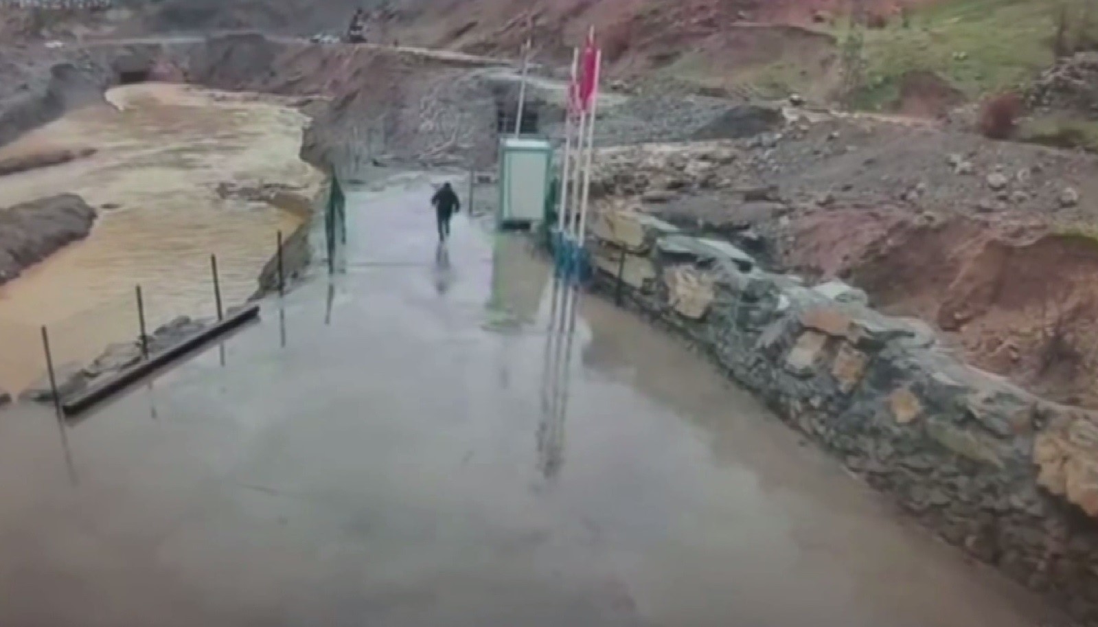 Güvenlik görevlisi son anda kaçtı, köpek sel sularıyla mücadele etti
