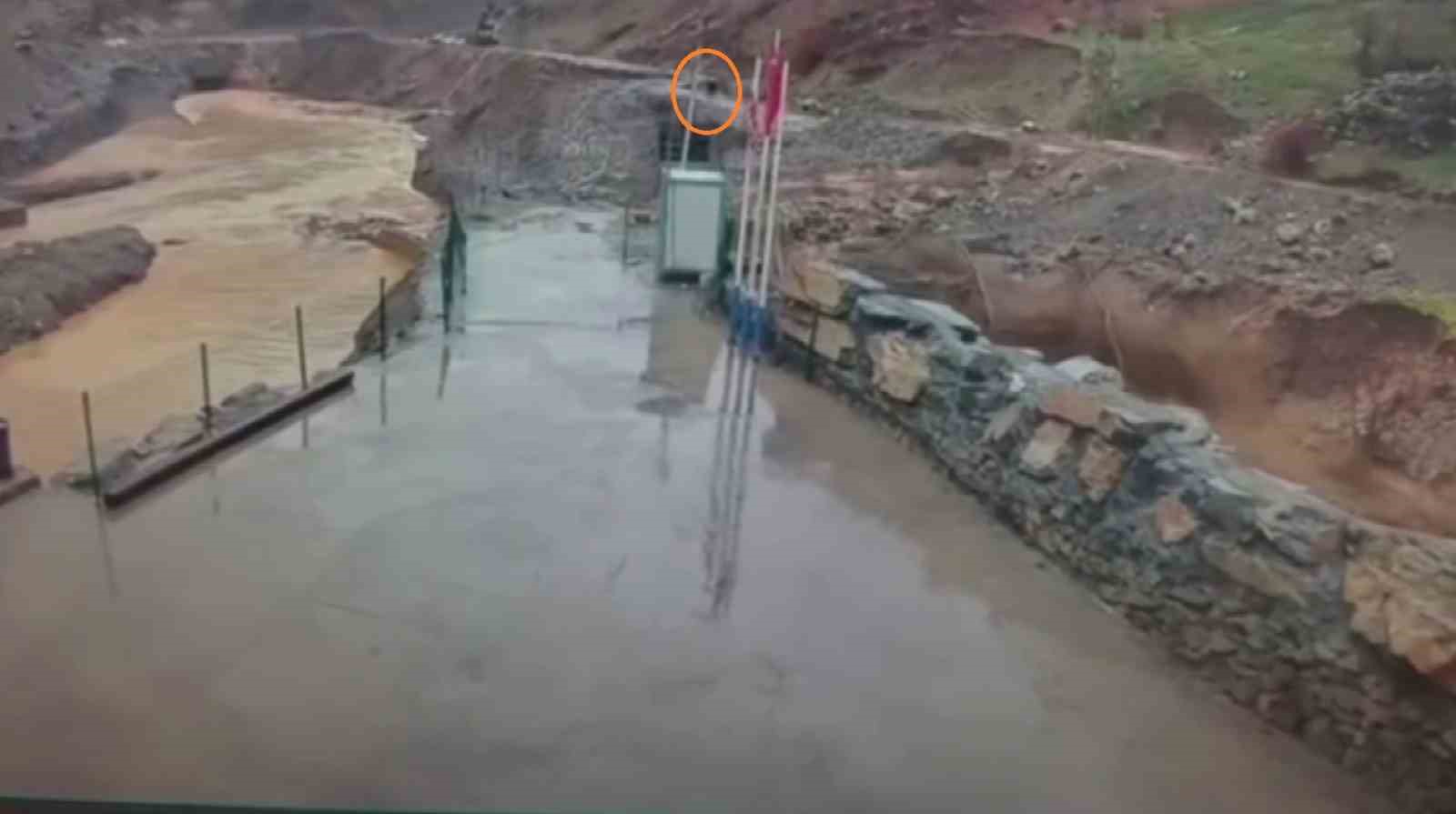 Güvenlik görevlisi son anda kaçtı, köpek sel sularıyla mücadele etti
