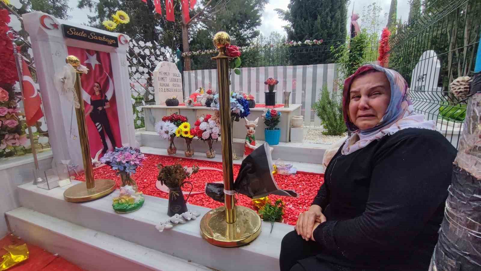 Güvenlik kameralı polis mezarından hırsızlık, anneyi gözyaşlarına boğdu
