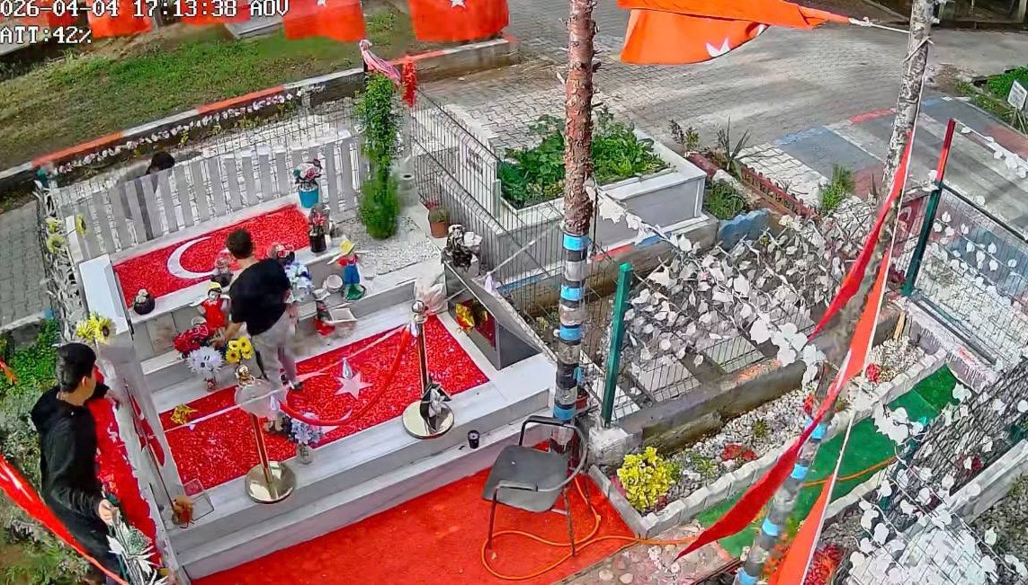 Güvenlik kameralı polis mezarından hırsızlık, anneyi gözyaşlarına boğdu
