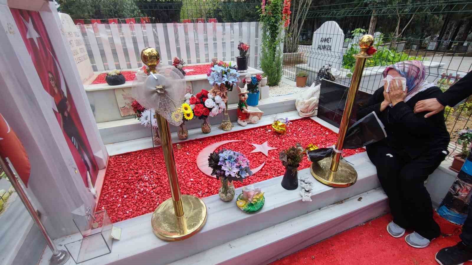 Güvenlik kameralı polis mezarından hırsızlık, anneyi gözyaşlarına boğdu
