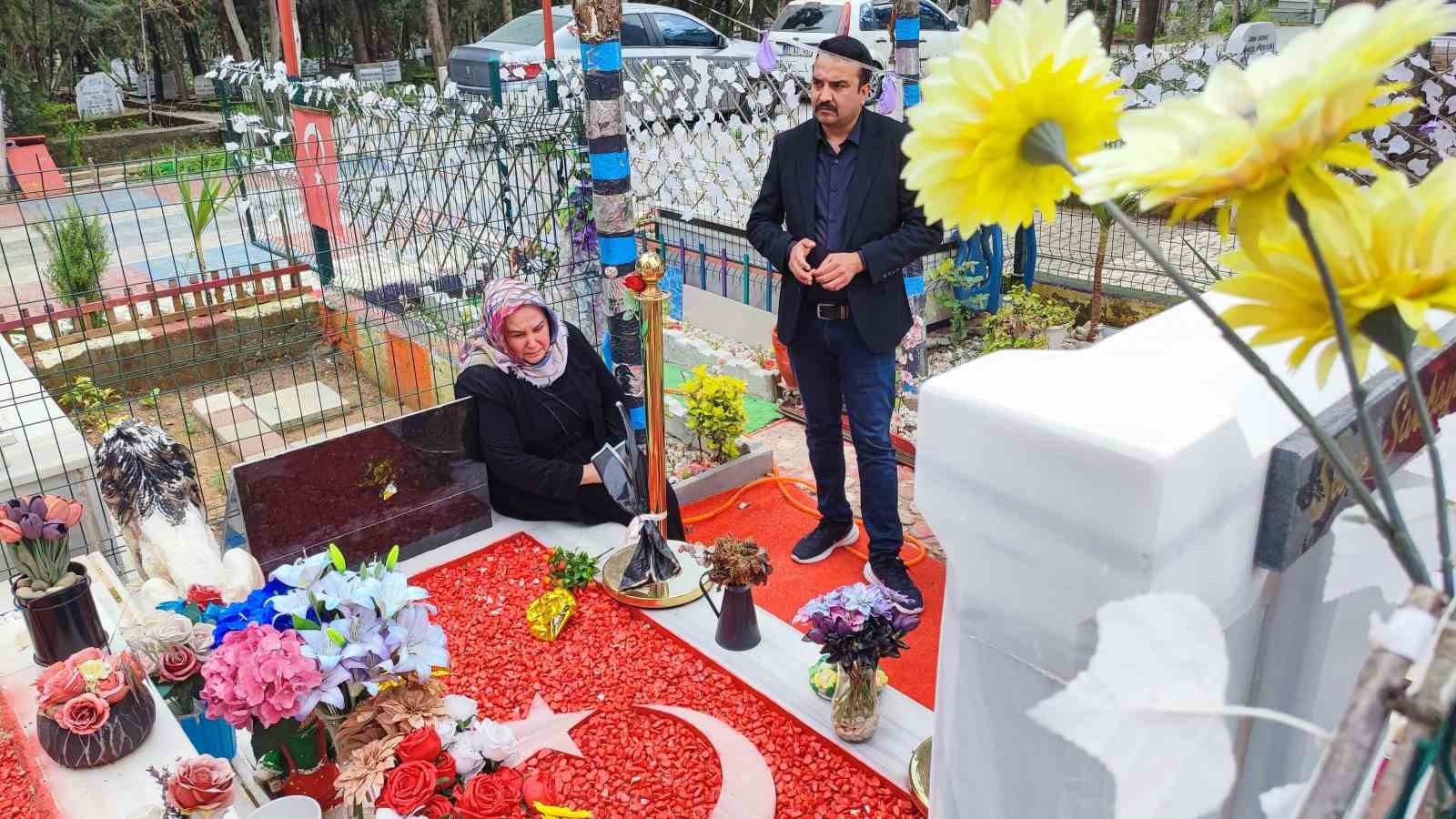 Güvenlik kameralı polis mezarından hırsızlık, anneyi gözyaşlarına boğdu
