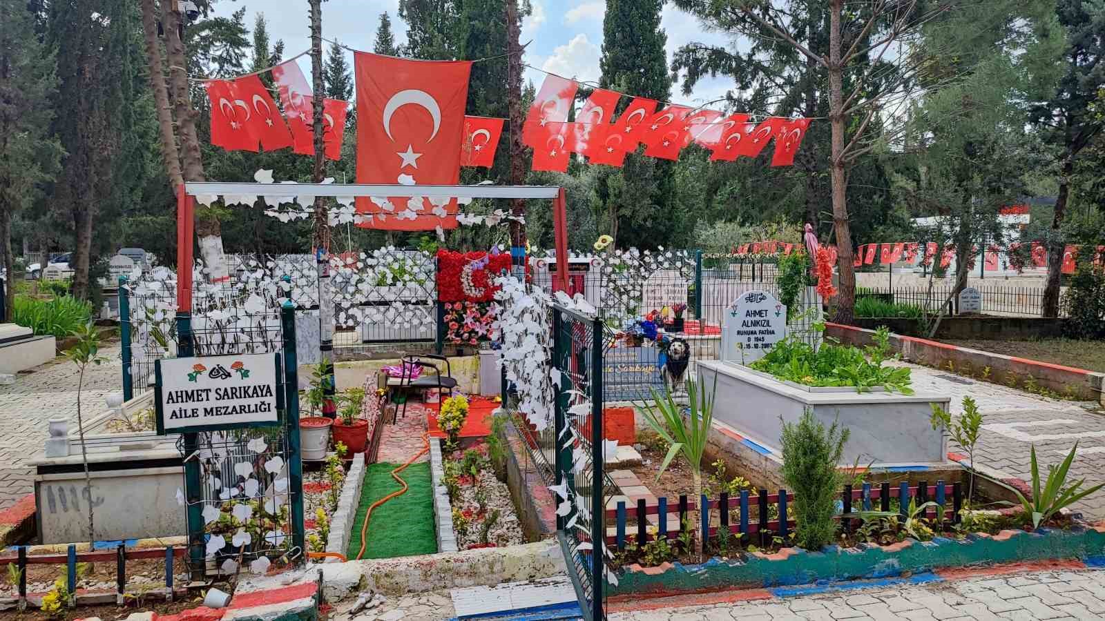 Güvenlik kameralı polis mezarından hırsızlık, anneyi gözyaşlarına boğdu
