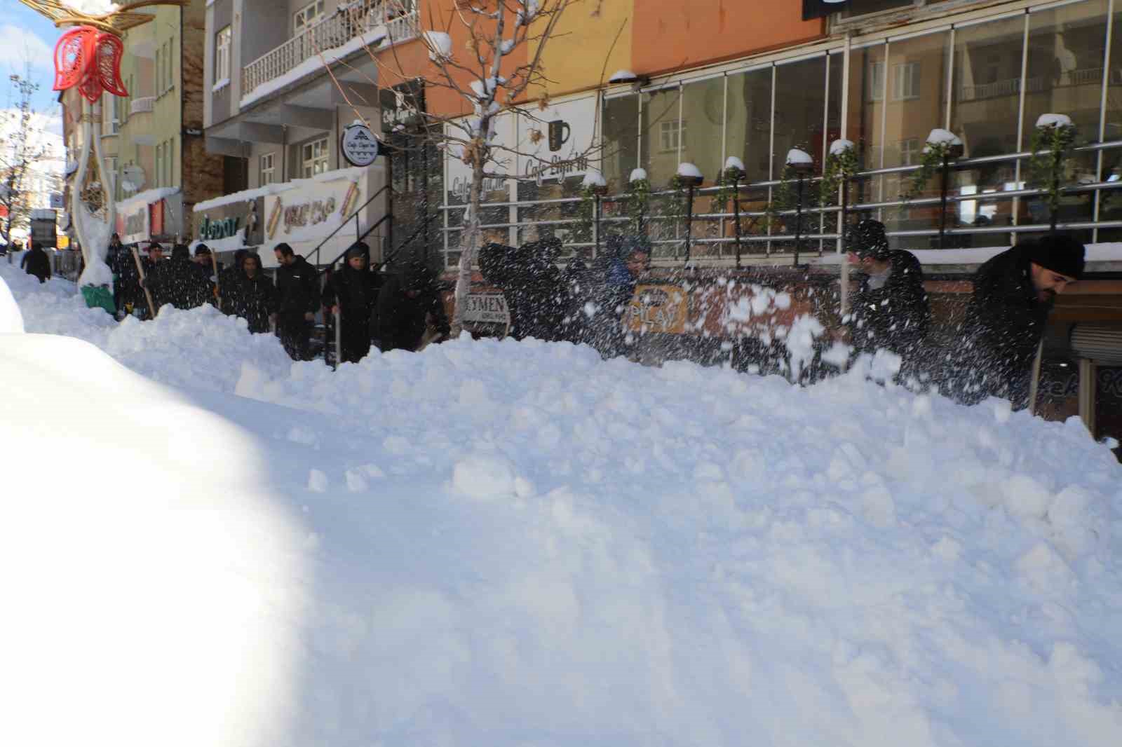 Güvenlik korucularından karla mücadeleye destek
