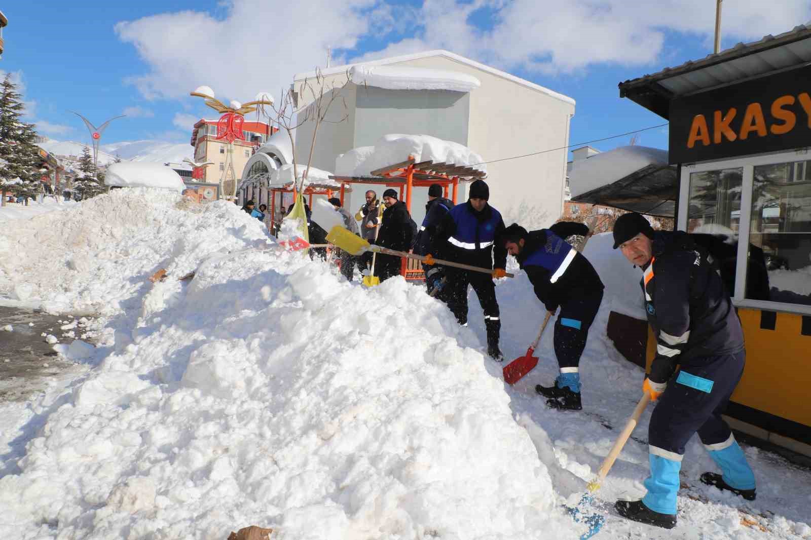Güvenlik korucularından karla mücadeleye destek
