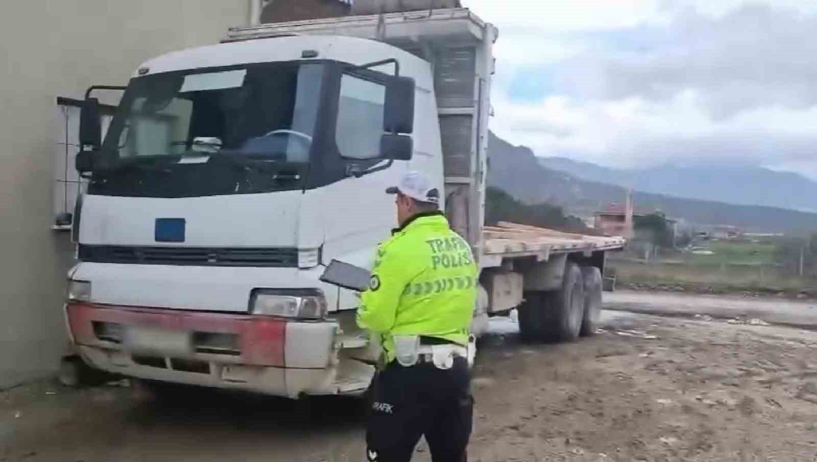 Güvenlik önlemleri alınmadan traverten taşıyan kamyona 25 bin lira ceza kesildi
