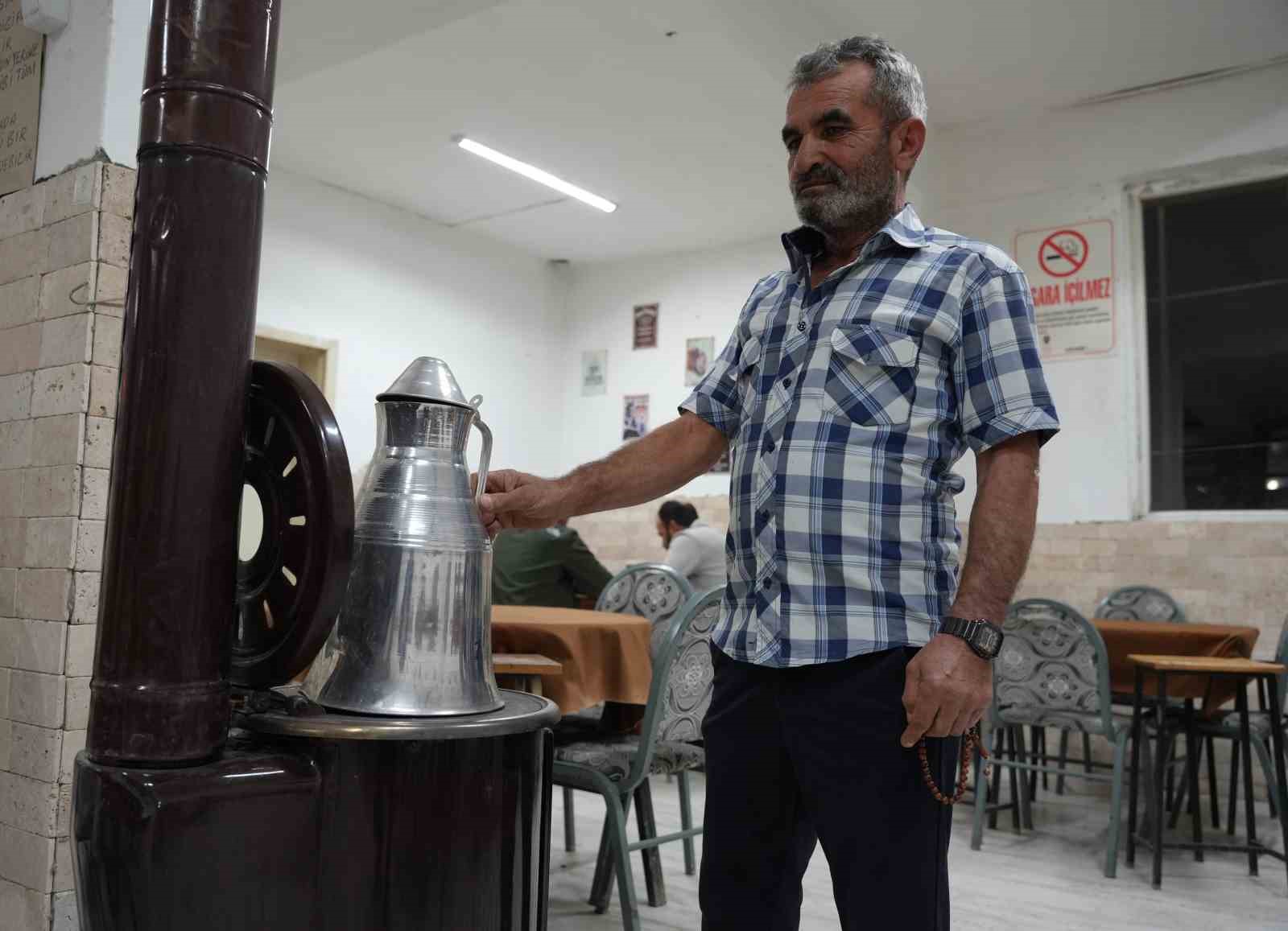 Güzel kokması için sobaya dökülen kolonya ortalığı savaş alanına çevirdi
Güzel kokması için sobaya dökülen kolonya ortalığı savaş alanına çevirdi
