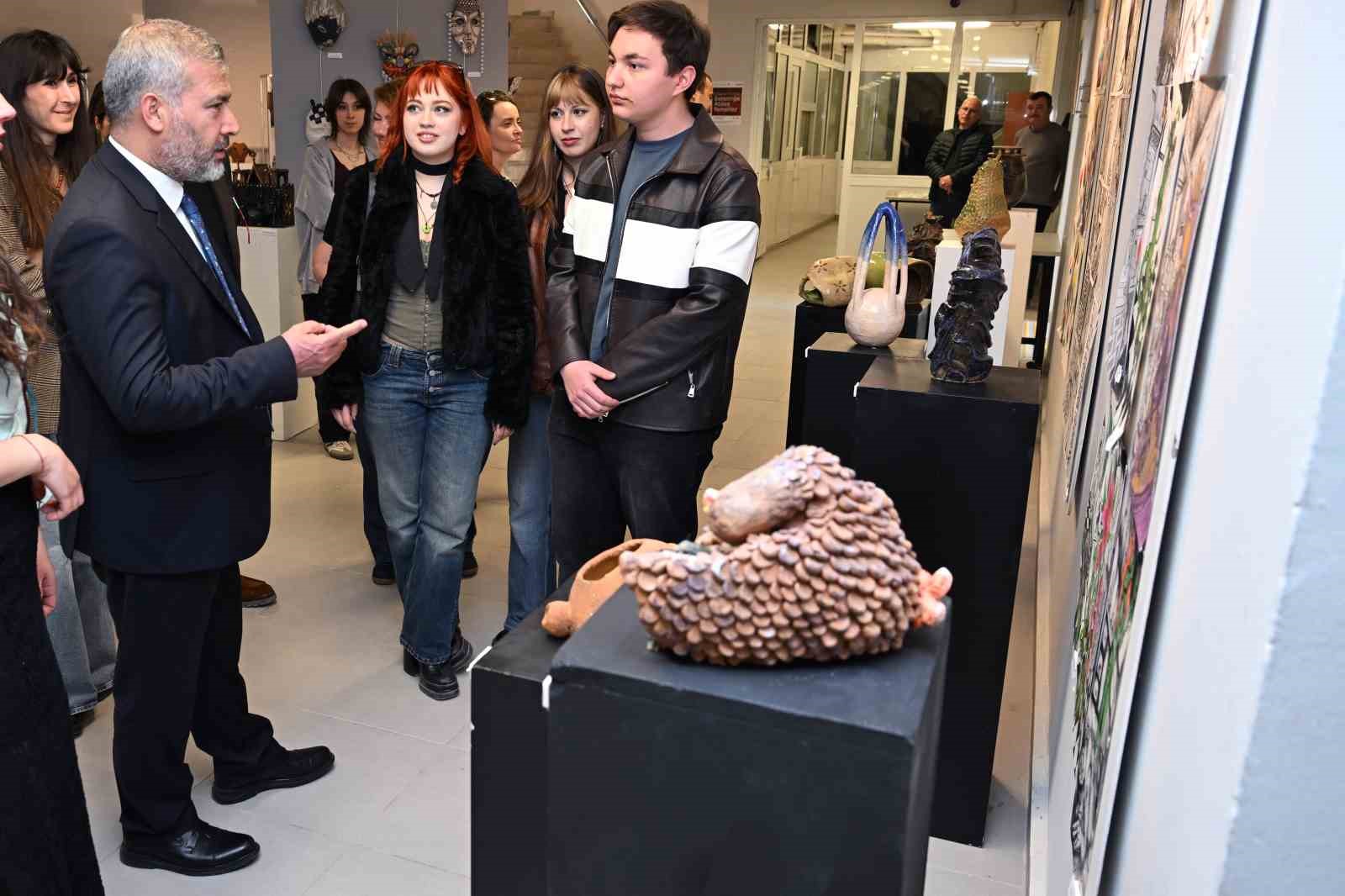 Güzel Sanatlar Fakültesi’nde üç sergi tek buluşma
Güzel Sanatlar Fakültesi’nde üç sergi tek buluşma