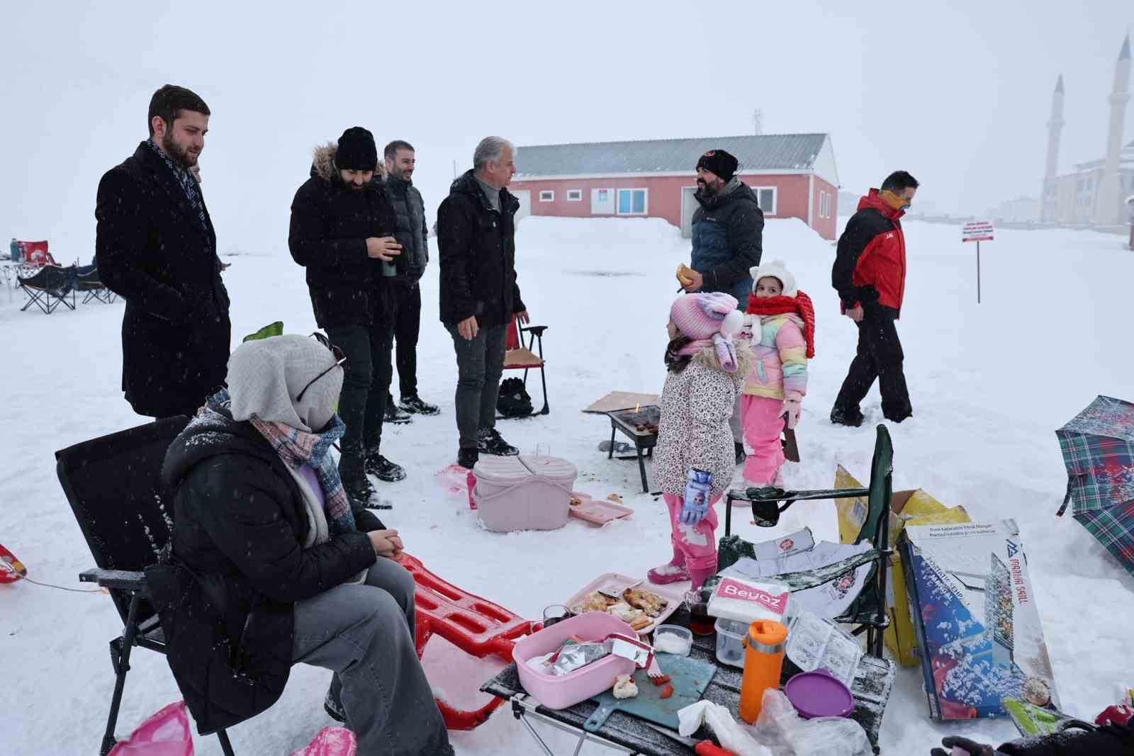Güzeldağ Kayak Merkezi 15 bin kişiyi ağırladı
