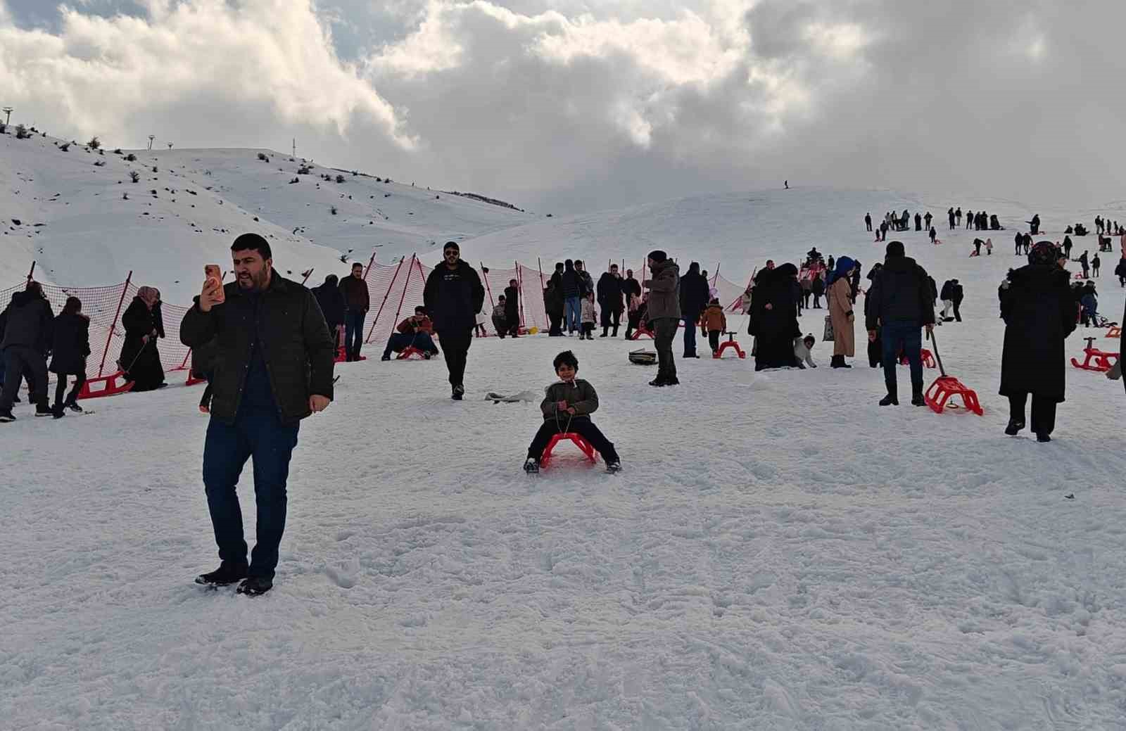 Güzeldağ Kayak Merkezi yarıyıl tatilinin son gününde doldu taştı
