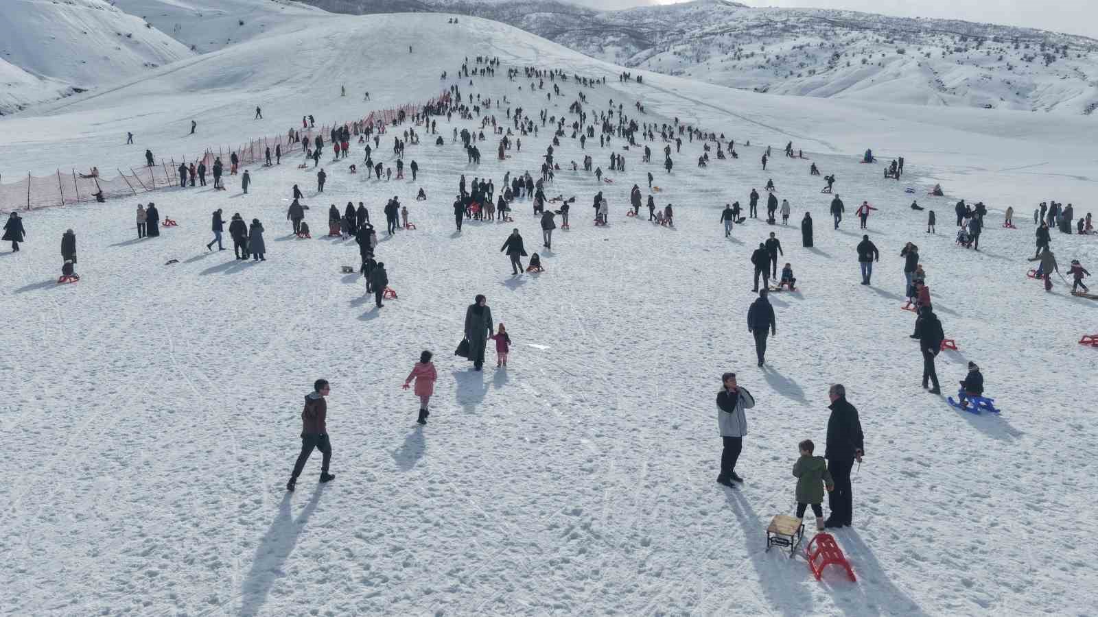 Güzeldağ Kayak Merkezi yarıyıl tatilinin son gününde doldu taştı
