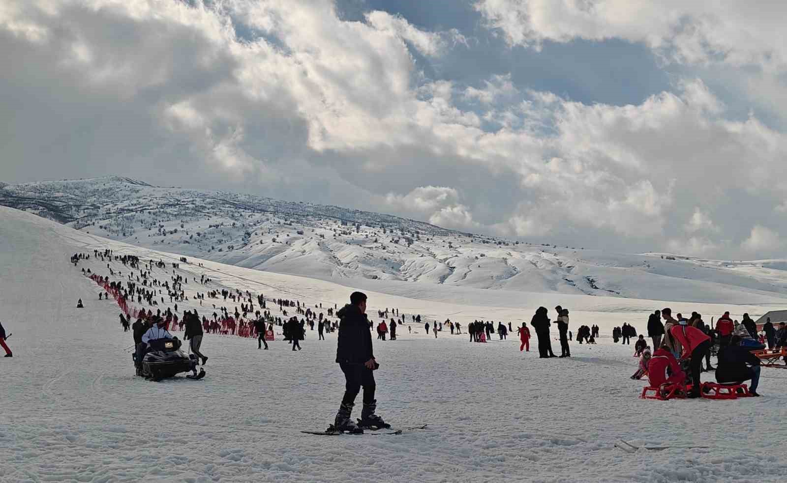 Güzeldağ Kayak Merkezi yarıyıl tatilinin son gününde doldu taştı
