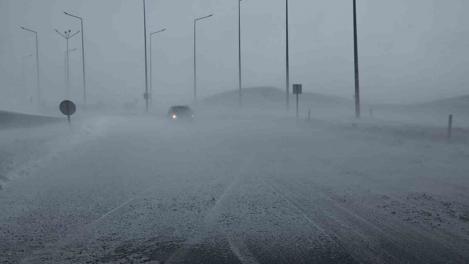 Güzeldere Geçidi’nde tipi trafiği olumsuz etkiliyor
