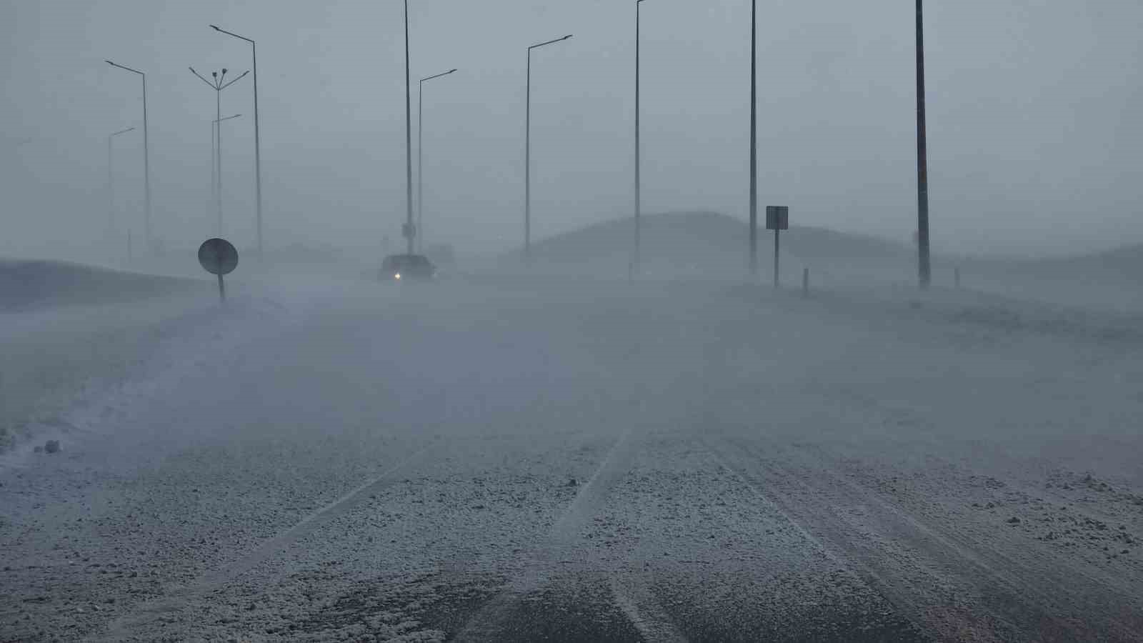 Güzeldere Geçidi’nde tipi trafiği olumsuz etkiliyor
