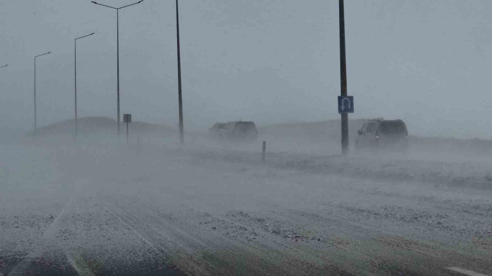 Güzeldere Geçidi’nde tipi trafiği olumsuz etkiliyor
