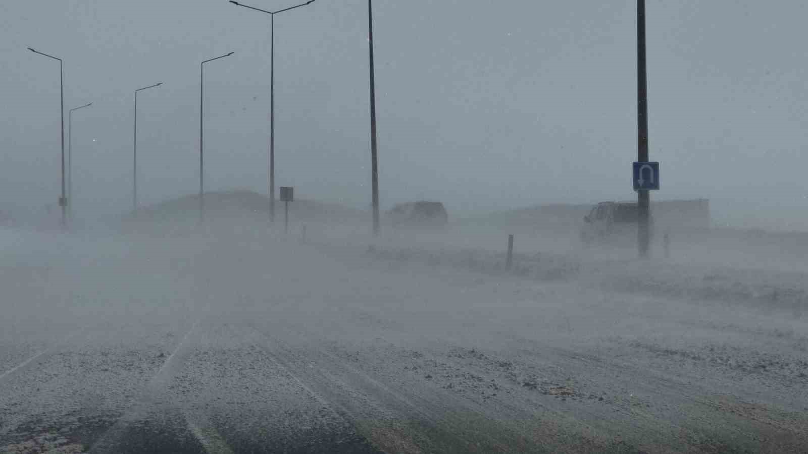 Güzeldere Geçidi’nde tipi trafiği olumsuz etkiliyor
