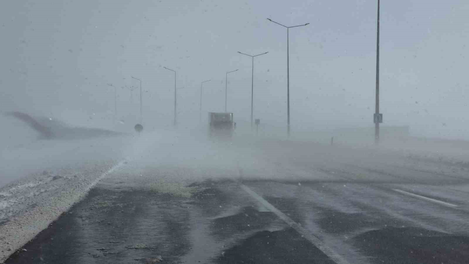 Güzeldere Geçidi’nde tipi trafiği olumsuz etkiliyor
