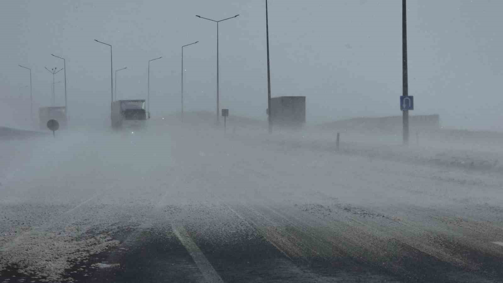 Güzeldere Geçidi’nde tipi trafiği olumsuz etkiliyor

