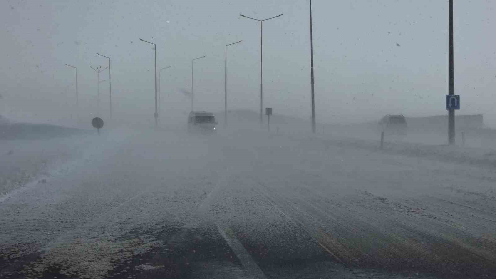 Güzeldere Geçidi’nde tipi trafiği olumsuz etkiliyor
