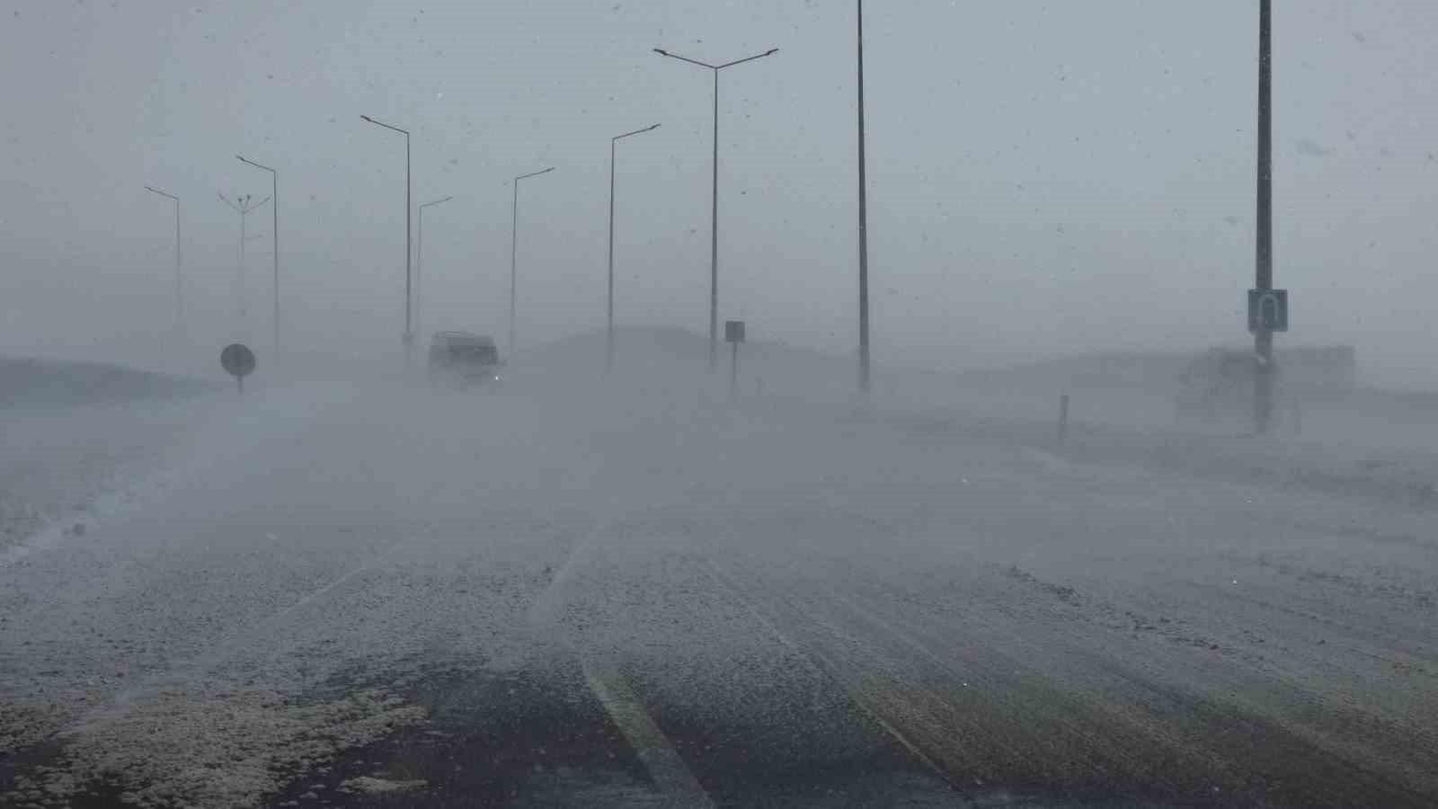 Güzeldere Geçidi’nde tipi trafiği olumsuz etkiliyor
