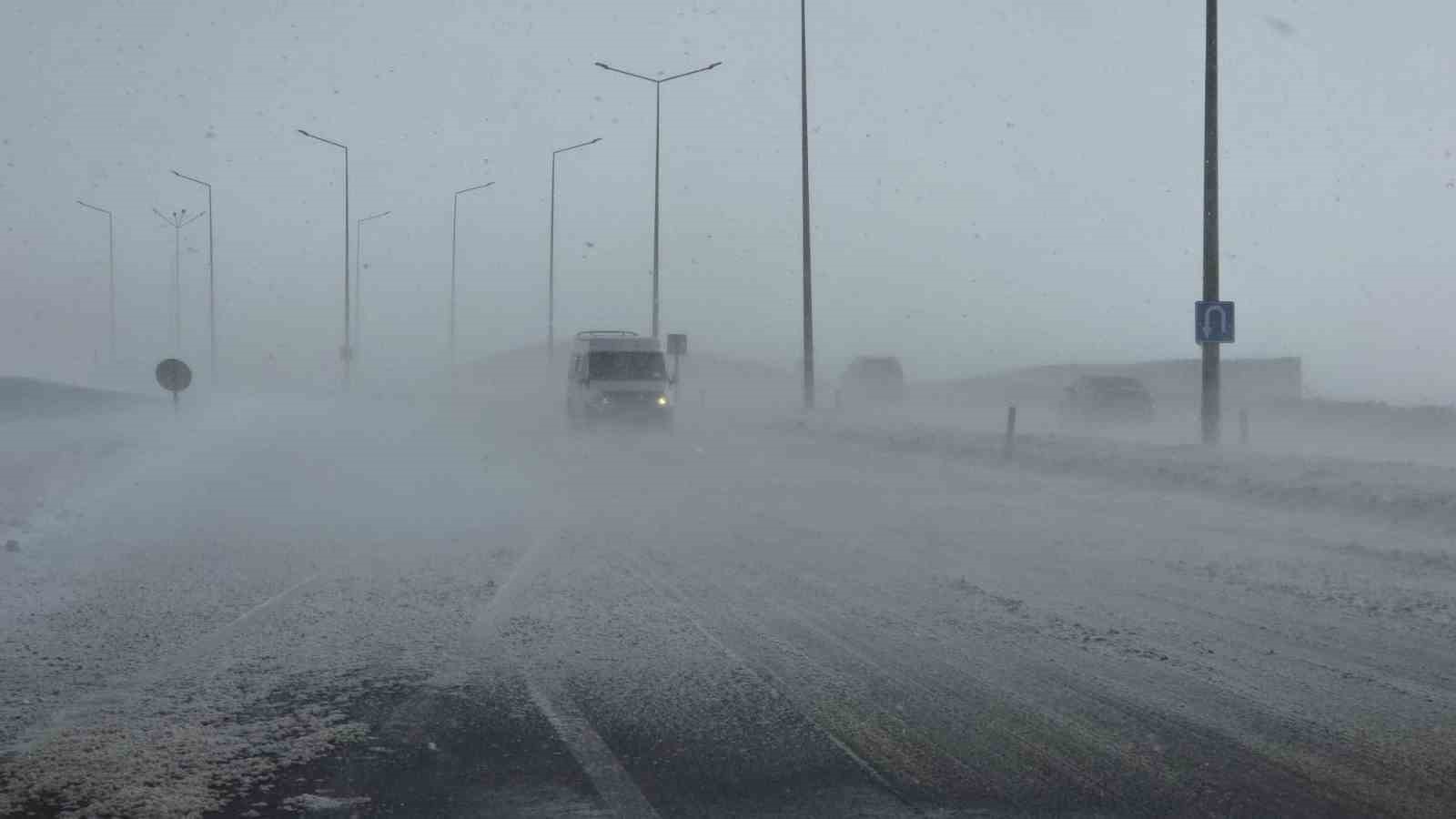 Güzeldere Geçidi’nde tipi trafiği olumsuz etkiliyor
