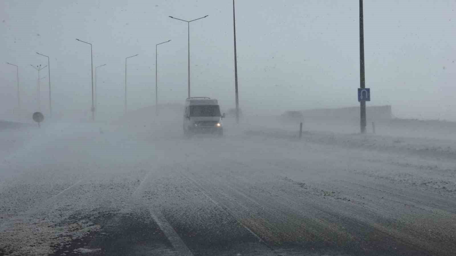 Güzeldere Geçidi’nde tipi trafiği olumsuz etkiliyor
