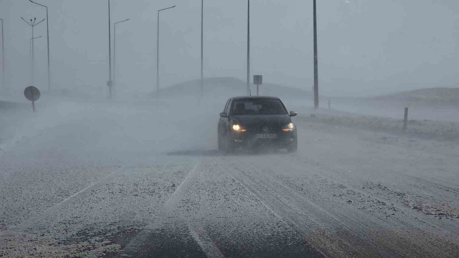 Güzeldere Geçidi’nde tipi trafiği olumsuz etkiliyor
