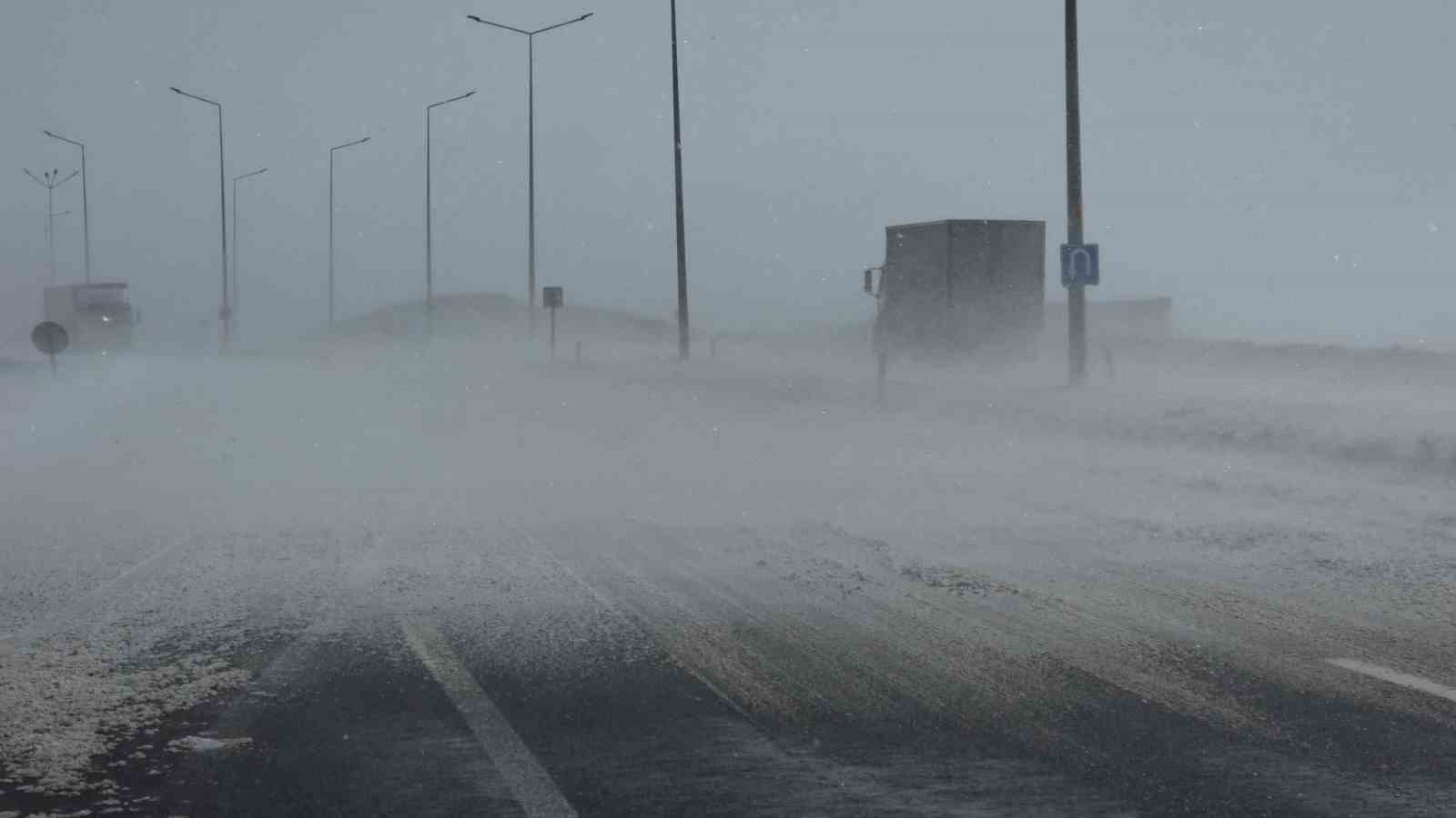 Güzeldere Geçidi’nde tipi trafiği olumsuz etkiliyor

