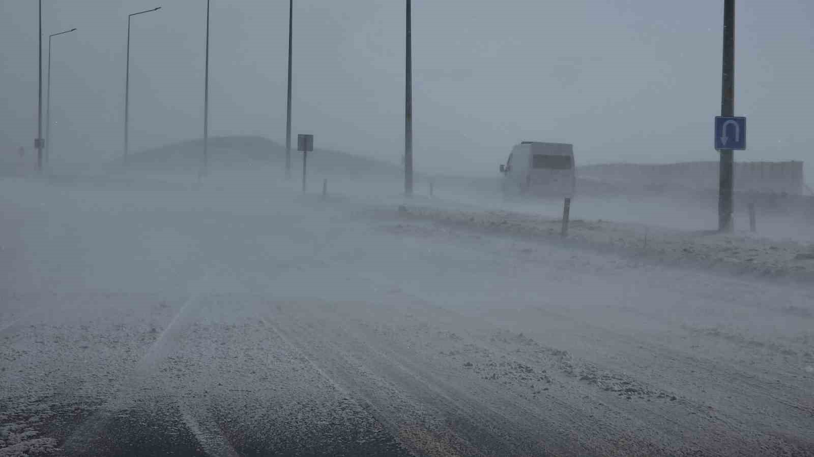 Güzeldere Geçidi’nde tipi trafiği olumsuz etkiliyor
