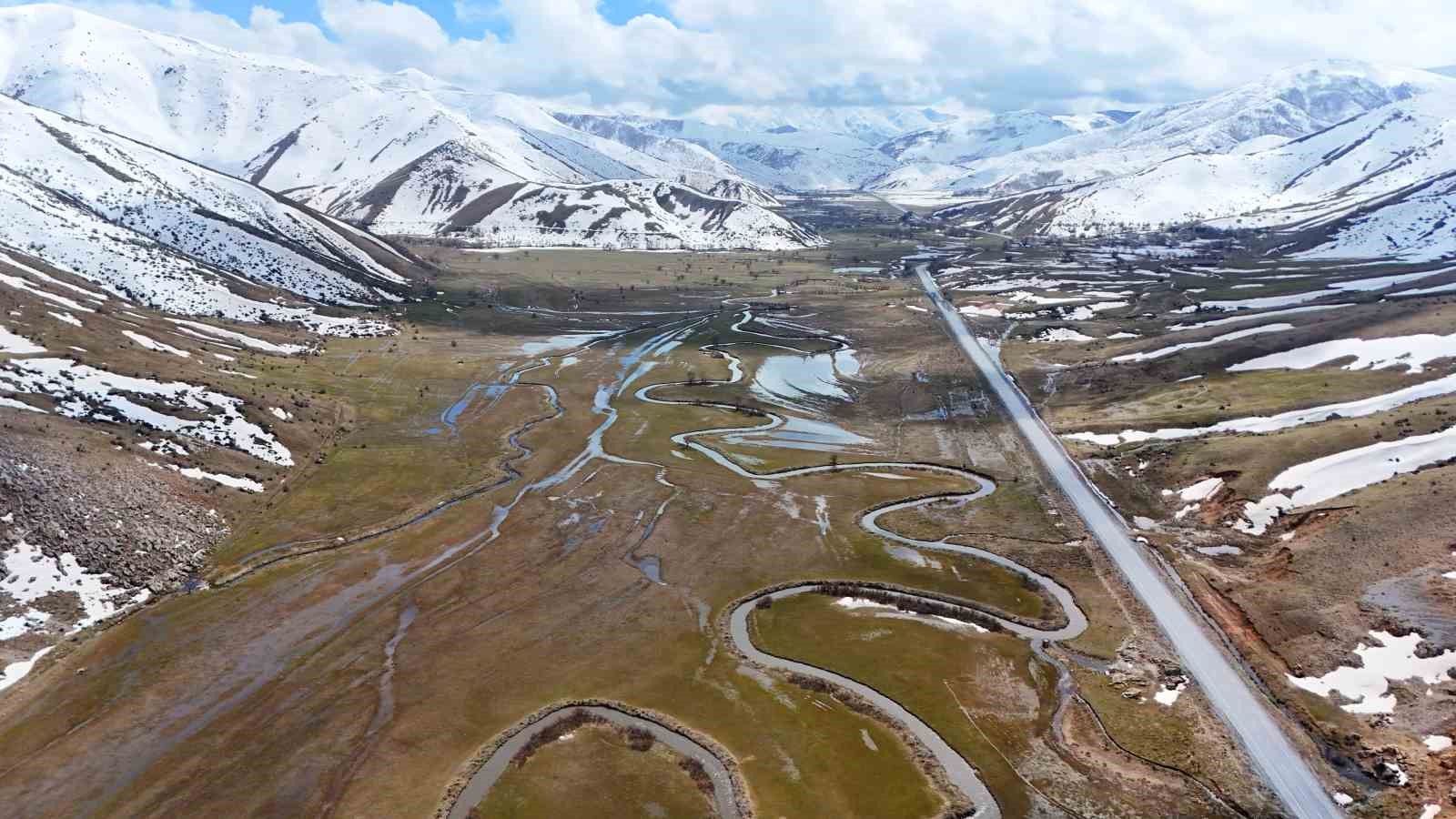 Güzeldere menderesleri baharla birlikte yeniden canlandı
