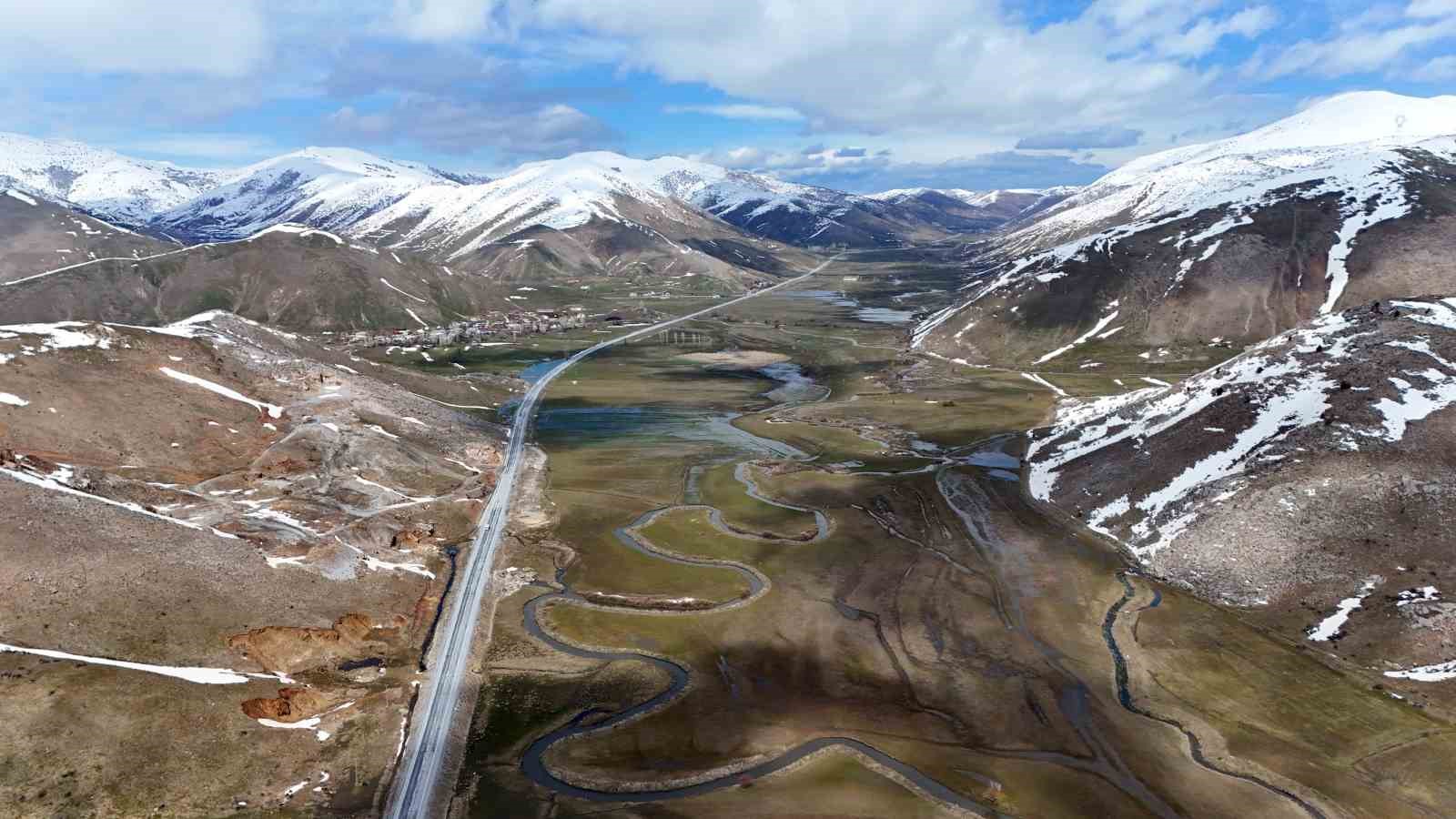 Güzeldere menderesleri baharla birlikte yeniden canlandı

