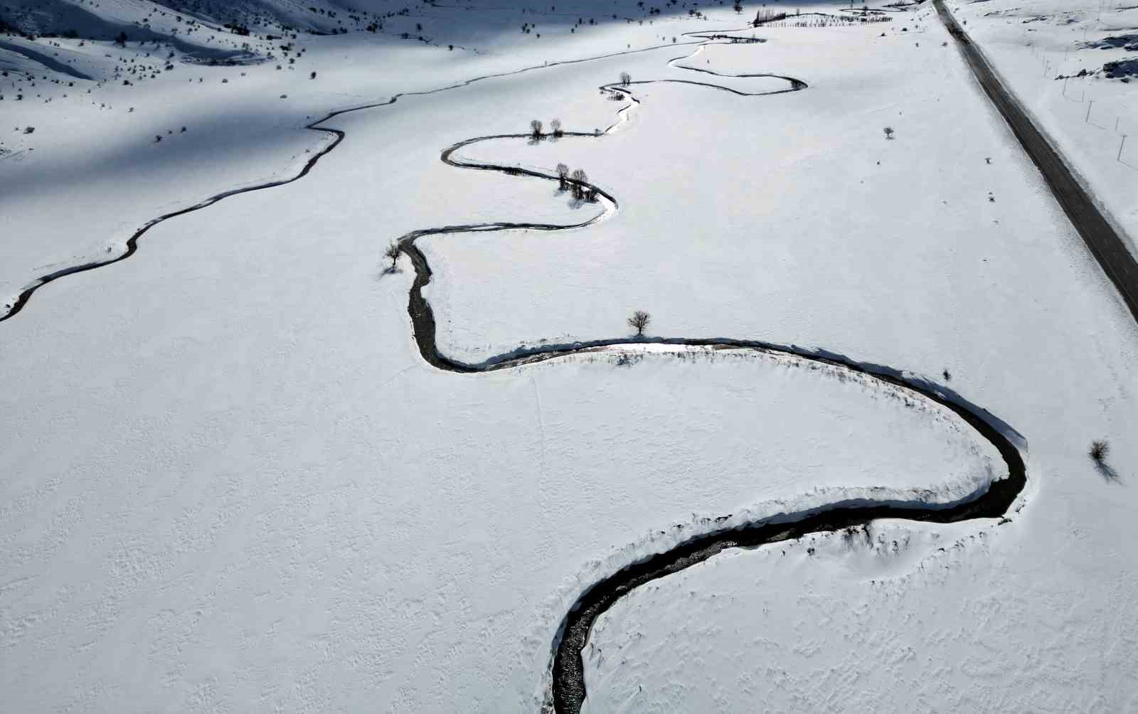Güzeldere mendereslerinin kar manzarası hayran bıraktı
