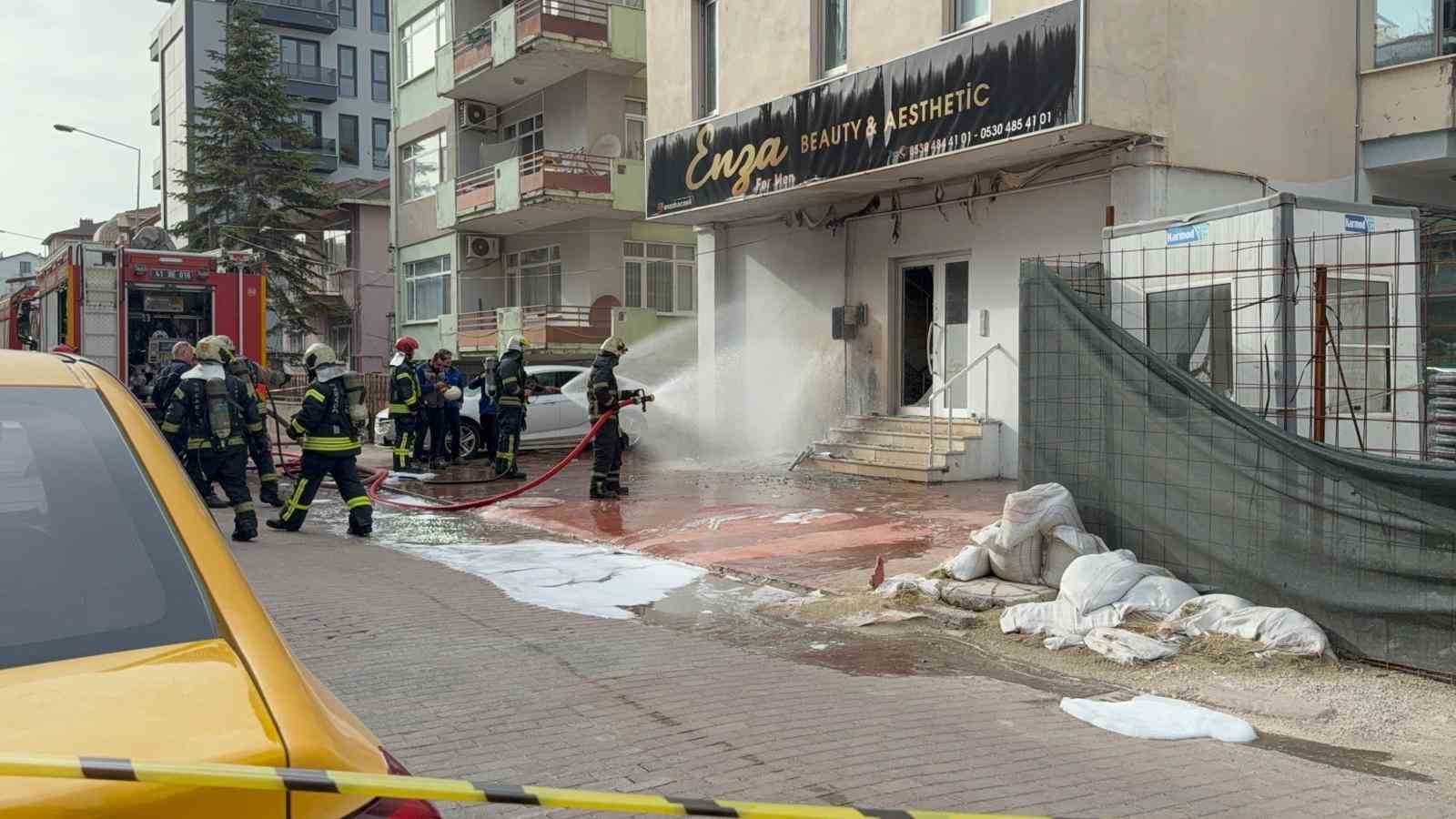 Güzellik merkezinin bulunduğu binada korku dolu anlar
