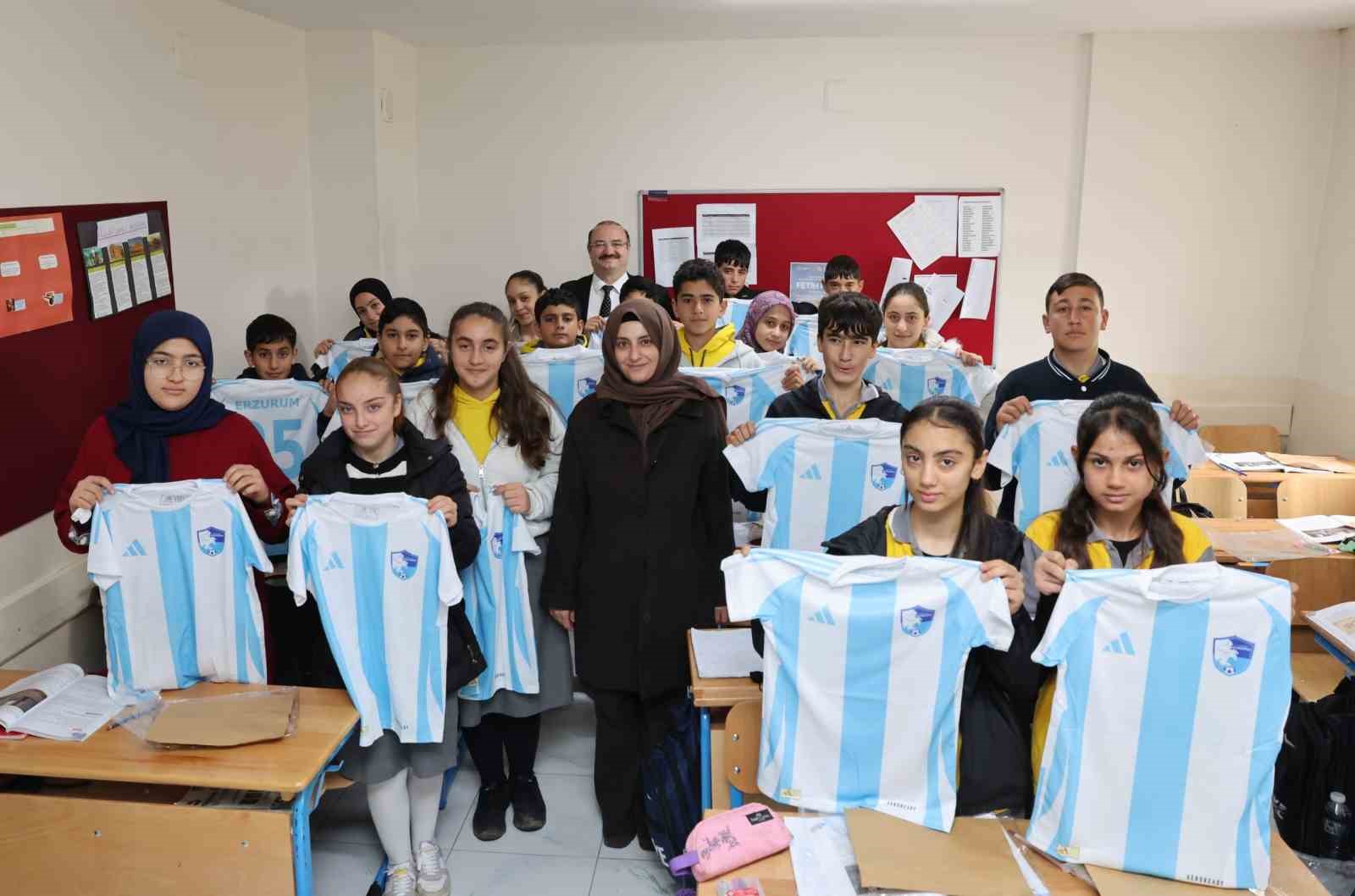 Güzelova’da 23 Nisan coşkusu: Rektör Hacımüftüoğlu, Minik yüreklerle bayram sevincini paylaştı
