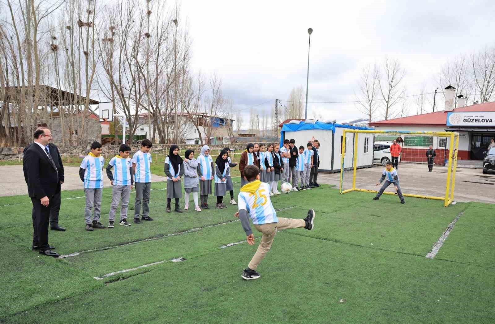 Güzelova’da 23 Nisan coşkusu: Rektör Hacımüftüoğlu, Minik yüreklerle bayram sevincini paylaştı
