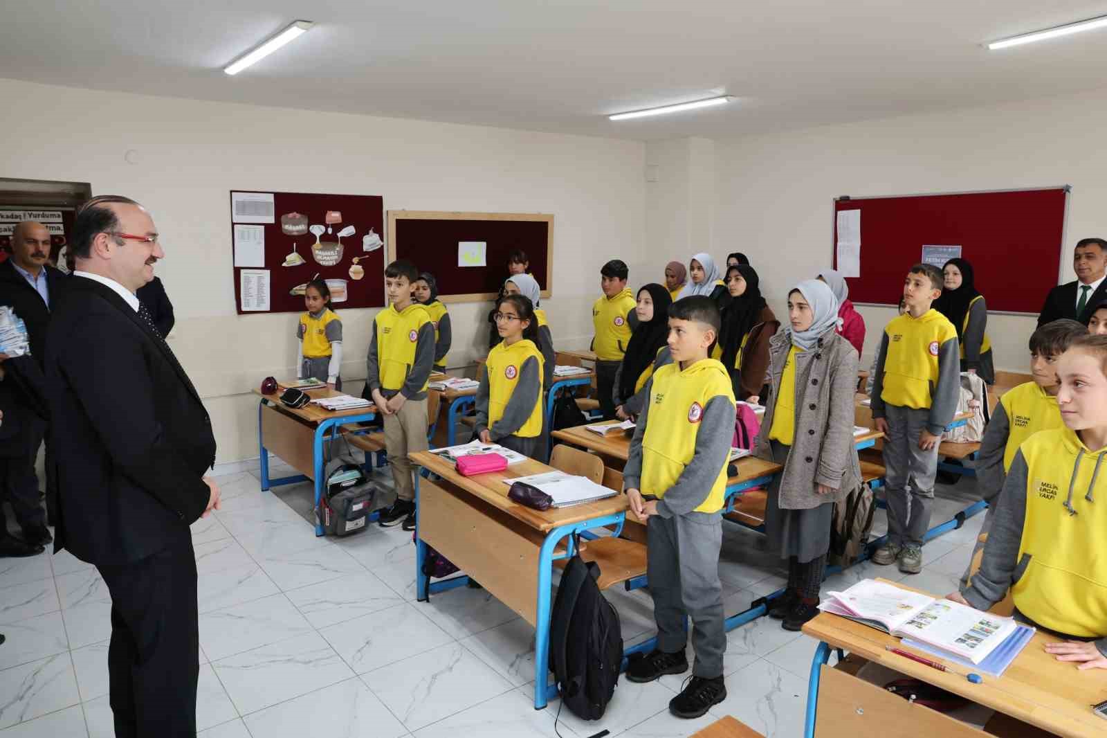 Güzelova’da 23 Nisan coşkusu: Rektör Hacımüftüoğlu, Minik yüreklerle bayram sevincini paylaştı
