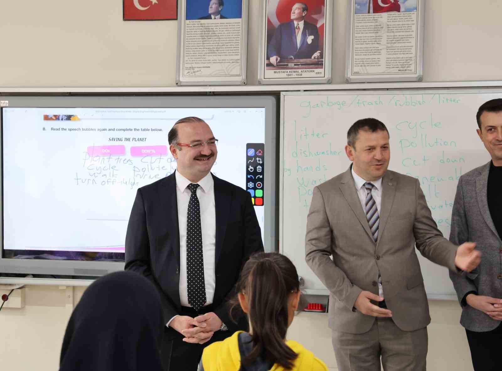 Güzelova’da 23 Nisan coşkusu: Rektör Hacımüftüoğlu, Minik yüreklerle bayram sevincini paylaştı
