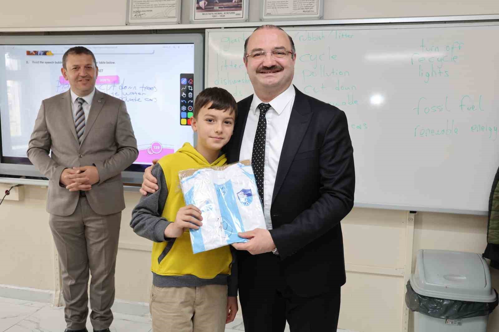 Güzelova’da 23 Nisan coşkusu: Rektör Hacımüftüoğlu, Minik yüreklerle bayram sevincini paylaştı
